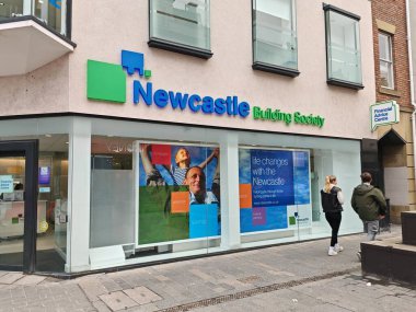 Newcastle, İngiltere-5 Mart 2025: NEWCASTLE BuilILDING SOCIETY, kamu bankacılığı üzerine odaklanarak ipotek, tasarruf hesapları ve yatırım çözümleri sunan bir İngiltere finans kurumudur.
