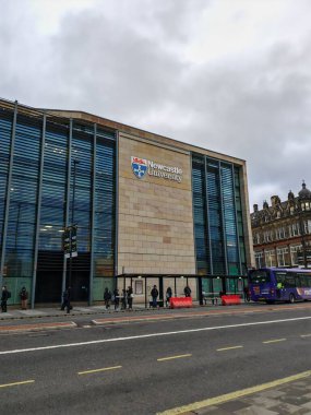 Newcaste, İngiltere-5 Mart 2025: NEWCASTLE UNIVERSITY araştırma mükemmeliyeti, yenilikçi öğretim ve çeşitli öğrenci yaşamlarıyla tanınan önde gelen bir İngiliz kurumudur.