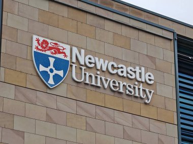 Newcaste, İngiltere-5 Mart 2025: NEWCASTLE UNIVERSITY araştırma mükemmeliyeti, yenilikçi öğretim ve çeşitli öğrenci yaşamlarıyla tanınan önde gelen bir İngiliz kurumudur.