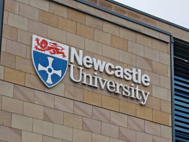 Newcaste, İngiltere-5 Mart 2025: NEWCASTLE UNIVERSITY araştırma mükemmeliyeti, yenilikçi öğretim ve çeşitli öğrenci yaşamlarıyla tanınan önde gelen bir İngiliz kurumudur.