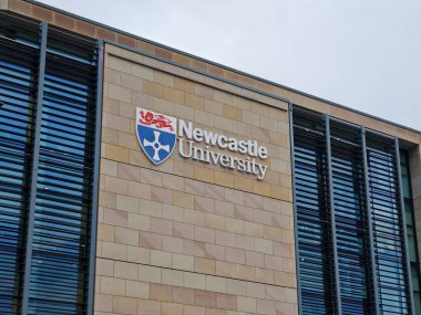 Newcaste, İngiltere-5 Mart 2025: NEWCASTLE UNIVERSITY araştırma mükemmeliyeti, yenilikçi öğretim ve çeşitli öğrenci yaşamlarıyla tanınan önde gelen bir İngiliz kurumudur.