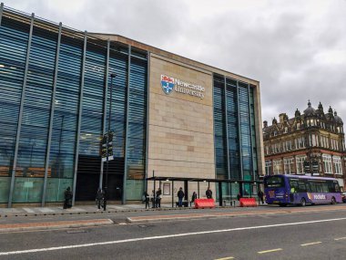 Newcaste, İngiltere-5 Mart 2025: NEWCASTLE UNIVERSITY araştırma mükemmeliyeti, yenilikçi öğretim ve çeşitli öğrenci yaşamlarıyla tanınan önde gelen bir İngiliz kurumudur.