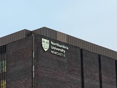 Newcastle, İngiltere-5 Mart 2025: NORTHUMBRIA ÜNİVERSITY (Newcastle on Tyne) akademik mükemmeliyeti ile bilinen, sanat, iş, mühendislik alanlarında çeşitli programlar sunan araştırma yoğunluklu bir kurum.