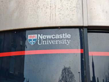 Newcaste, İngiltere-5 Mart 2025: NEWCASTLE UNIVERSITY araştırma mükemmeliyeti, yenilikçi öğretim ve çeşitli öğrenci yaşamlarıyla tanınan önde gelen bir İngiliz kurumudur.