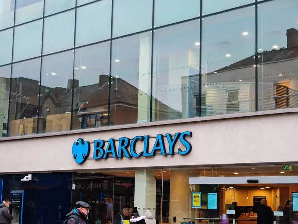 Londra, İngiltere-5 Mart 2025: BARCLAYS kişisel ve iş bankacılığı, krediler, ipotekler, yatırım çözümleri ve dijital bankacılık hizmetleri sunan önde gelen bir İngiltere bankasıdır