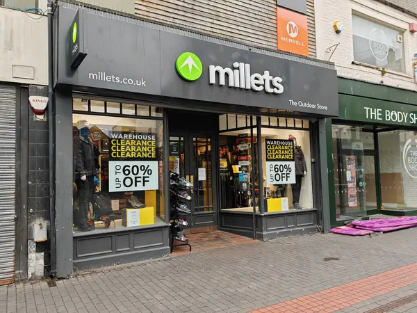 Londra, İngiltere-5 Mart 2025: MILLETS, maceracılar ve doğa meraklıları için yüksek kaliteli kamp malzemeleri, yürüyüş ekipmanları ve açık hava giysileri sunan bir İngiliz açık hava perakendecisi.