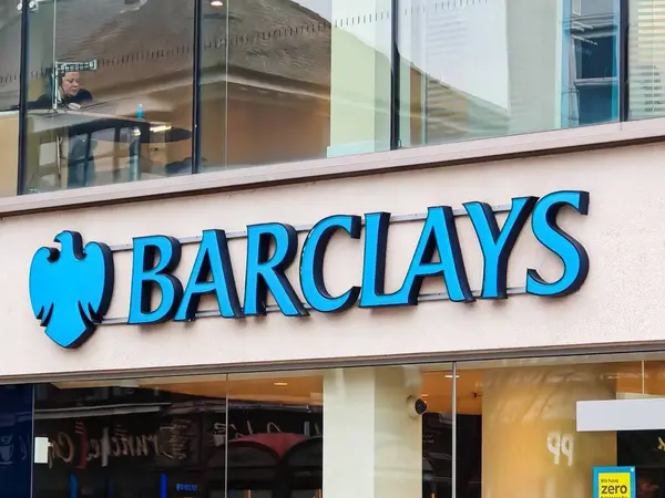 Londra, İngiltere-5 Mart 2025: BARCLAYS kişisel ve iş bankacılığı, krediler, ipotekler, yatırım çözümleri ve dijital bankacılık hizmetleri sunan önde gelen bir İngiltere bankasıdır
