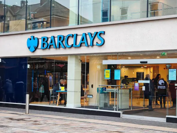 Londra, İngiltere-5 Mart 2025: BARCLAYS kişisel ve iş bankacılığı, krediler, ipotekler, yatırım çözümleri ve dijital bankacılık hizmetleri sunan önde gelen bir İngiltere bankasıdır