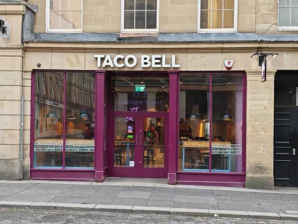 Londra, İngiltere-5 Mart 2025: TACO BELL Meksika yemekleri, dürümler, nachos & quesadillas dahil olmak üzere küresel bir fast-food zinciri..
