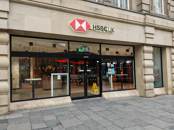 Londra, İngiltere-5 Mart 2025: HSBC UK, kişisel & iş bankacılığı, ipotekler, krediler ve varlık yönetimi gibi finansal hizmetler sunan önde gelen bir bankadır.