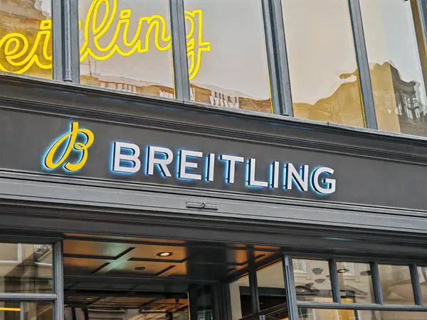 Londra, İngiltere-5 Mart 2025: BREITLING, yüksek hassasiyetli kronometreler, havacılık, dalış ve spor saatleriyle ünlü lüks bir İsviçreli saat markası..