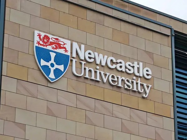 Newcaste, İngiltere-5 Mart 2025: NEWCASTLE UNIVERSITY araştırma mükemmeliyeti, yenilikçi öğretim ve çeşitli öğrenci yaşamlarıyla tanınan önde gelen bir İngiliz kurumudur.