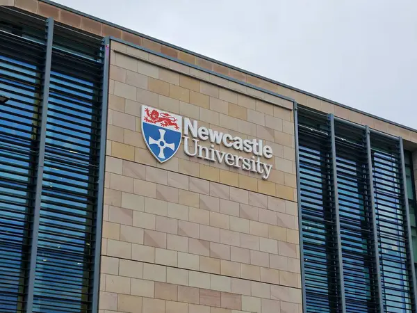 Newcaste, İngiltere-5 Mart 2025: NEWCASTLE UNIVERSITY araştırma mükemmeliyeti, yenilikçi öğretim ve çeşitli öğrenci yaşamlarıyla tanınan önde gelen bir İngiliz kurumudur.
