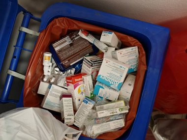 Prag, Çek Cumhuriyeti-4 Ekim 2024: Uyuşturucuyla israf edilen paketler bazen eczaneye özel çöp kutusuna atılıyor. Kullanılmayan ilaçlar sağlık sistemlerinden büyük paralara mal oluyor