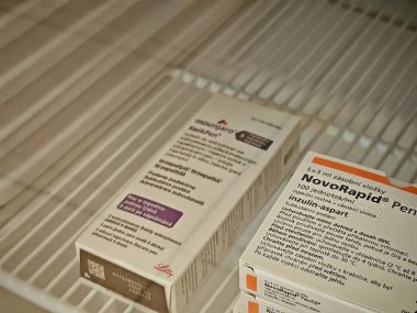 Prag, Çek Cumhuriyeti - 5 Mayıs 2025: Tip 2 diyabet ve ağırlık yönetimi için kullanılan TIRZEPATIDE aktif maddesi ile MOUNJARO KWIKPEN.