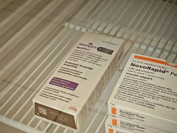 Prag, Çek Cumhuriyeti - 25 Ekim 2024: Tip 2 diyabet ve ağırlık yönetimi için kullanılan TIRZEPATIDE aktif maddesi ile MOUNJARO KWIKPEN.