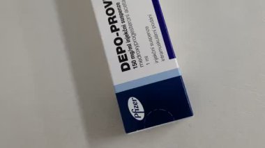 Prag, Çek Cumhuriyeti-8 Ocak 2025: PFIZER tarafından DEPO-PROVERA, doğum kontrol, endometriyozis ve regl tedavisi için kullanılan Medroxyprogesterone Acetate içerir