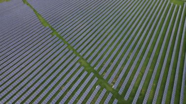 Modern güneş enerjisi santrali, fotovoltaik paneller yeşil enerji üretimi, yeni enerji santrali, Avrupa enerji krizi 2022, yeşil anlaşma, Çek Cumhuriyeti, Avrupa Birliği, hava manzarası
