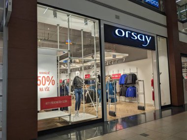 Prag, Çek Cumhuriyeti-9 Ekim 2024: Orsay, moda bilinci olan müşterilere şık ve gündelik tasarımlar sunarak, ekonomik ve şık kadın giysileri konusunda uzmanlaşmıştır..
