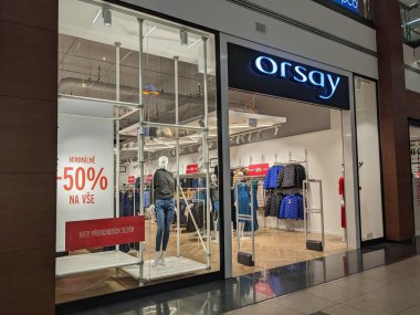 Prag, Çek Cumhuriyeti-9 Ekim 2024: Orsay, moda bilinci olan müşterilere şık ve gündelik tasarımlar sunarak, ekonomik ve şık kadın giysileri konusunda uzmanlaşmıştır..