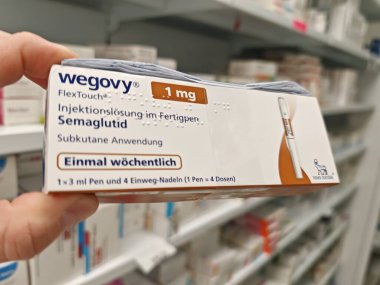 Prag, Çek Cumhuriyeti-8 Nisan 2025: Novo Nordisk tarafından obez veya diyabetik hastalarda kronik ağırlık yönetimi için semaglutit ile Wegovy enjeksiyon kalemi.