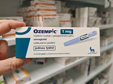 Prag, Çek Cumhuriyeti-Mayıs 2025: Novo Nordisk 'in Ozempic ilaç kutusu. Çek Cumhuriyeti 'nde diyabet tedavisi. Bir paket semaglutid. Diyabet ilacı. Bazen kilo vermek için kullanılıyor.