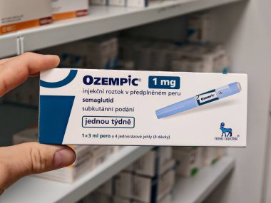 Prag, Çek Cumhuriyeti-Mayıs 2025: Novo Nordisk 'in Ozempic ilaç kutusu. Çek Cumhuriyeti 'nde diyabet tedavisi. Bir paket semaglutid. Diyabet ilacı. Bazen kilo vermek için kullanılıyor.