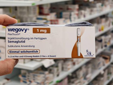 Prag, Çek Cumhuriyeti-8 Nisan 2025: Novo Nordisk tarafından obez veya diyabetik hastalarda kronik ağırlık yönetimi için semaglutit ile Wegovy enjeksiyon kalemi.