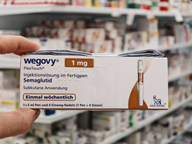 Prag, Çek Cumhuriyeti-8 Nisan 2025: Novo Nordisk tarafından obez veya diyabetik hastalarda kronik ağırlık yönetimi için semaglutit ile Wegovy enjeksiyon kalemi.