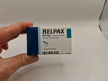 Prag, Çek Cumhuriyeti - 13 Eylül 2024: PFIZER tarafından kullanılan ELETRIPTAN aktif maddeyle dolu RELPAX ilaç kutusu, migren baş ağrılarının tedavisinde kullanıldı.