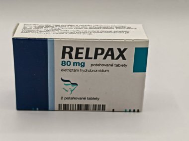 Prag, Çek Cumhuriyeti - 13 Eylül 2024: PFIZER tarafından kullanılan ELETRIPTAN aktif maddeyle dolu RELPAX ilaç kutusu, migren baş ağrılarının tedavisinde kullanıldı.