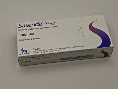 Prag, Çek Cumhuriyeti-8 Mayıs 2025: Obezite, ağırlık yönetimi, diyabet-GLP tedavisinde kullanılan Liraglutide aktif maddesiyle SAXENDA ilaç enjeksiyonu kutusu