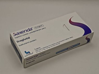 Prag, Çek Cumhuriyeti-8 Mayıs 2025: Obezite, ağırlık yönetimi, diyabet-GLP tedavisinde kullanılan Liraglutide aktif maddesiyle SAXENDA ilaç enjeksiyonu kutusu
