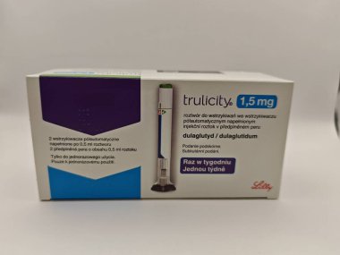 Prag, Çek Cumhuriyeti-8 Nisan 2025: Tip 2 diyabet yönetimi için doğruluk önceden doldurulmuş enjeksiyon kalemi, haftalık kan şekeri kontrolü ve GLP-1 reseptör agonist tedavisi.