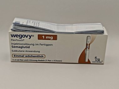 Prag, Çek Cumhuriyeti-8 Nisan 2025: Novo Nordisk tarafından obez veya diyabetik hastalarda kronik ağırlık yönetimi için semaglutit ile Wegovy enjeksiyon kalemi.