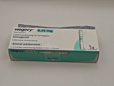 Prag, Çek Cumhuriyeti-8 Nisan 2025: Novo Nordisk tarafından obez veya diyabetik hastalarda kronik ağırlık yönetimi için semaglutit ile Wegovy enjeksiyon kalemi.