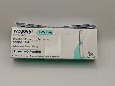 Prag, Çek Cumhuriyeti-8 Nisan 2025: Novo Nordisk tarafından obez veya diyabetik hastalarda kronik ağırlık yönetimi için semaglutit ile Wegovy enjeksiyon kalemi.