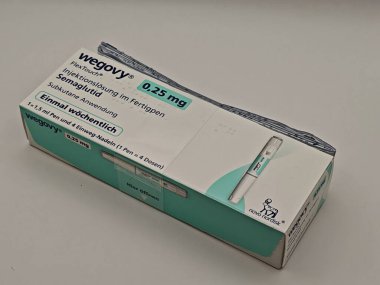 Prag, Çek Cumhuriyeti-8 Nisan 2025: Novo Nordisk tarafından obez veya diyabetik hastalarda kronik ağırlık yönetimi için semaglutit ile Wegovy enjeksiyon kalemi.