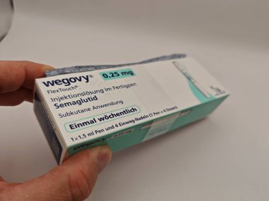 Prag, Çek Cumhuriyeti-8 Nisan 2025: Novo Nordisk tarafından obez veya diyabetik hastalarda kronik ağırlık yönetimi için semaglutit ile Wegovy enjeksiyon kalemi.