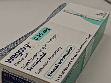 Prag, Çek Cumhuriyeti-8 Nisan 2025: Novo Nordisk tarafından obez veya diyabetik hastalarda kronik ağırlık yönetimi için semaglutit ile Wegovy enjeksiyon kalemi.