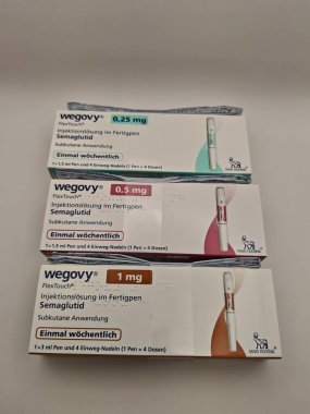 Prag, Çek Cumhuriyeti-8 Nisan 2025: Novo Nordisk tarafından obez veya diyabetik hastalarda kronik ağırlık yönetimi için semaglutit ile Wegovy enjeksiyon kalemi.