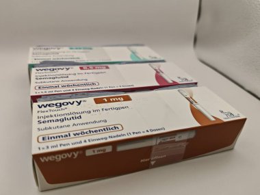 Prag, Çek Cumhuriyeti-8 Nisan 2025: Novo Nordisk tarafından obez veya diyabetik hastalarda kronik ağırlık yönetimi için semaglutit ile Wegovy enjeksiyon kalemi.