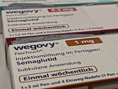 Prag, Çek Cumhuriyeti-8 Nisan 2025: Novo Nordisk tarafından obez veya diyabetik hastalarda kronik ağırlık yönetimi için semaglutit ile Wegovy enjeksiyon kalemi.