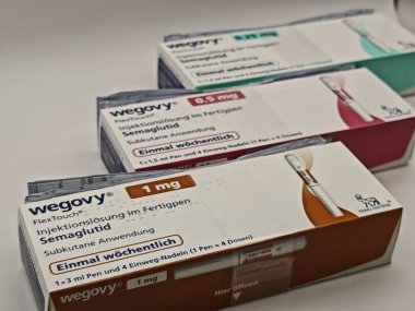 Prag, Çek Cumhuriyeti-8 Nisan 2025: Novo Nordisk tarafından obez veya diyabetik hastalarda kronik ağırlık yönetimi için semaglutit ile Wegovy enjeksiyon kalemi.