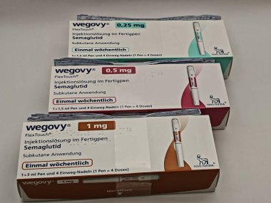 Prag, Çek Cumhuriyeti-8 Nisan 2025: Novo Nordisk tarafından obez veya diyabetik hastalarda kronik ağırlık yönetimi için semaglutit ile Wegovy enjeksiyon kalemi.