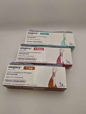 Prag, Çek Cumhuriyeti-8 Nisan 2025: Novo Nordisk tarafından obez veya diyabetik hastalarda kronik ağırlık yönetimi için semaglutit ile Wegovy enjeksiyon kalemi.