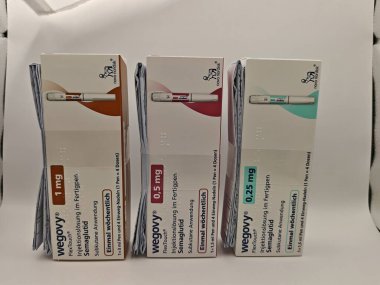 Prag, Çek Cumhuriyeti-8 Nisan 2025: Novo Nordisk tarafından obez veya diyabetik hastalarda kronik ağırlık yönetimi için semaglutit ile Wegovy enjeksiyon kalemi.