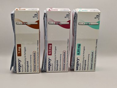 Prag, Çek Cumhuriyeti-8 Nisan 2025: Novo Nordisk tarafından obez veya diyabetik hastalarda kronik ağırlık yönetimi için semaglutit ile Wegovy enjeksiyon kalemi.