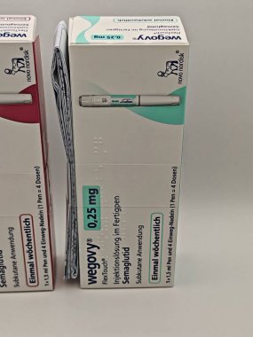 Prag, Çek Cumhuriyeti-8 Nisan 2025: Novo Nordisk tarafından obez veya diyabetik hastalarda kronik ağırlık yönetimi için semaglutit ile Wegovy enjeksiyon kalemi.
