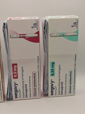 Prag, Çek Cumhuriyeti-8 Nisan 2025: Novo Nordisk tarafından obez veya diyabetik hastalarda kronik ağırlık yönetimi için semaglutit ile Wegovy enjeksiyon kalemi.